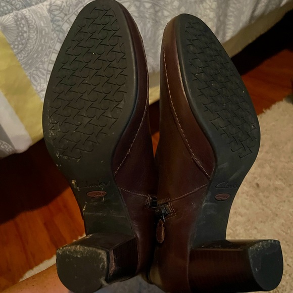 Clarks Brown Leather Booties size 9.5 women’s - Picture 3 of 4